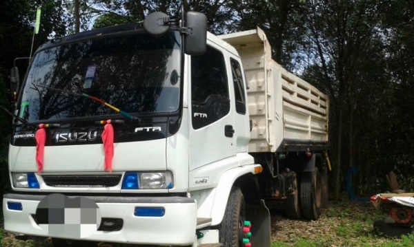 รถอีซูซุ  6  ล้อดั้ม  FTR  200 แรงม้า. ปี 50  สนใจติดต่อ  081 - 6079515