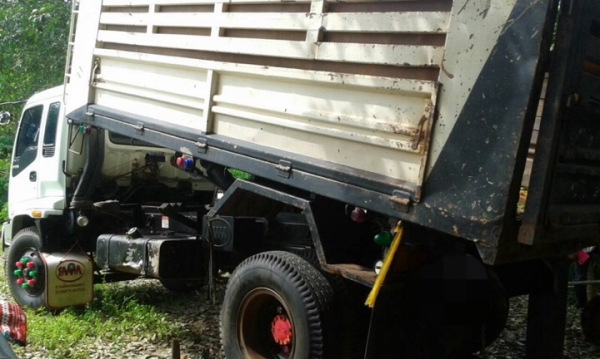 รถอีซูซุ  6  ล้อดั้ม  FTR  200 แรงม้า. ปี 50  สนใจติดต่อ  081 - 6079515