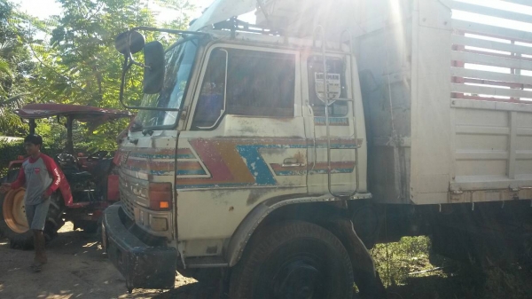 สิบล้อ HiNo-(F18-แท้:)-195แรง สภาพบางเดิมคัน เล่มทะเบียนพร้อมโอน ราคาเบาๆต่อรองได้ ครับ