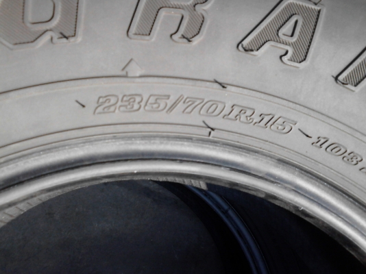 235/70R15  DUNLOP GRANTREK   มี  2  เส้น TEL.081-427-3941