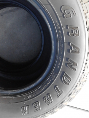 235/70R15  DUNLOP GRANTREK   มี  2  เส้น TEL.081-427-3941