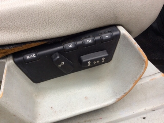 ขายรถวอลโว่ 940 GLE ตัวท็อป ปี93 เครื่อง 2JZ หัวฉีด เกียร์ออโต้ ติดแก๊ส LPG เบาะหนังปรับไฟฟ้า เบรคABS กระจกไฟฟ้าทั้งคัน แอร์เย็น สีมีริ้วรอย แม็กเดิม ยางใหม่ รถขับดี นิ่มนวล พร้อมใช้ ภาษีปี58 ขายถูกครับ