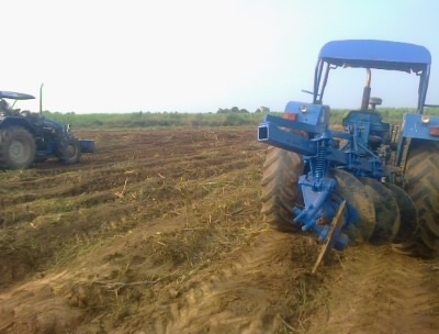 ขายรถไถ  FORD  รุ่น6610  4X4    คานหน้าคาลาโล่ ทะเบียนพร้อมรถพร้อมสนใจ0810076640