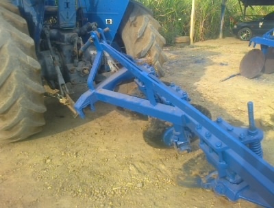 ขายรถไถ  FORD  รุ่น6610  4X4    คานหน้าคาลาโล่ ทะเบียนพร้อมรถพร้อมสนใจ0810076640