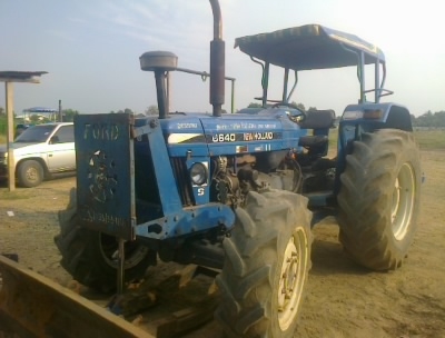 ขายรถไถ  FORD  รุ่น6610  4X4    คานหน้าคาลาโล่ ทะเบียนพร้อมรถพร้อมสนใจ0810076640