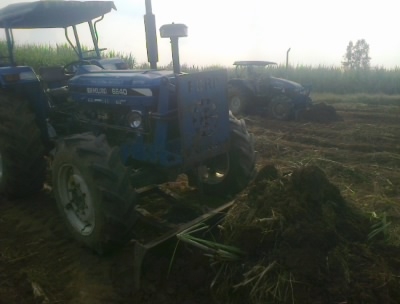 ขายรถไถ  FORD  รุ่น6610  4X4    คานหน้าคาลาโล่ ทะเบียนพร้อมรถพร้อมสนใจ0810076640