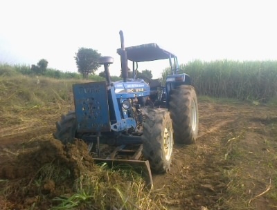 ขายรถไถ  FORD  รุ่น6610  4X4    คานหน้าคาลาโล่ ทะเบียนพร้อมรถพร้อมสนใจ0810076640