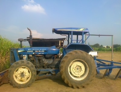 ขายรถไถ  FORD  รุ่น6610  4X4    คานหน้าคาลาโล่ ทะเบียนพร้อมรถพร้อมสนใจ0810076640