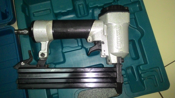 ขายแม็กลมขาเดี่ยวเบอร์F30สภาพดีมากๆยี่ห้อMakita&amp;POLOยกกล่อง2ตัว950บาท