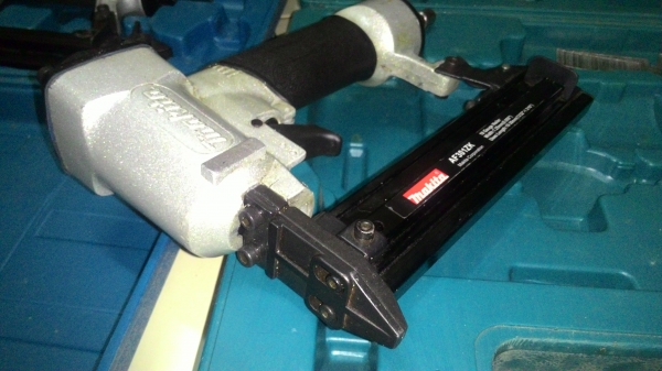 ขายแม็กลมขาเดี่ยวเบอร์F30สภาพดีมากๆยี่ห้อMakita&amp;POLOยกกล่อง2ตัว950บาท