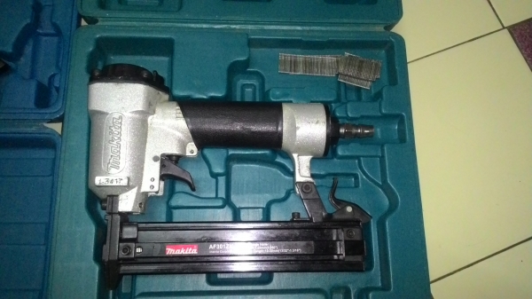 ขายแม็กลมขาเดี่ยวเบอร์F30สภาพดีมากๆยี่ห้อMakita&amp;POLOยกกล่อง2ตัว950บาท