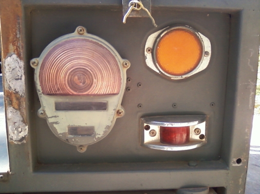 ชูดไฟหลังของรถจิ๊ปทหาร