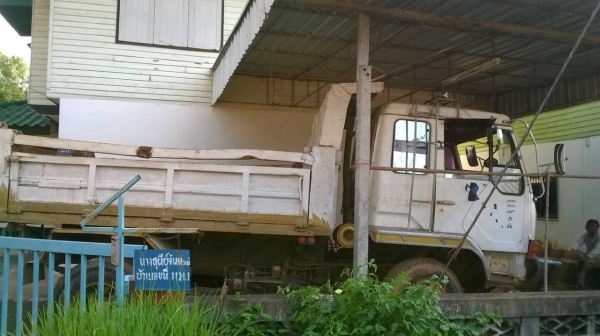 ขาย 6 ล้อดั้ม คัสซีหัวยาว วางหัว FUSO ลงเล่มแล้ว เครื่อง 6BD1 165 แรงม้า เฟืองท้าย FUSO เบรคทิฟฟี่ เพาวเวอร์ ทะเบียนพร้อมโอน ราคาต่อรองได้