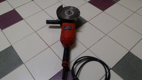 ขายหินเจียขนาดใบ7นิ้วตัดกระเบื้องตัดถนนสภาพสวยยี่ห้อMaktecรุ่นMT902(2,000วัตต์)