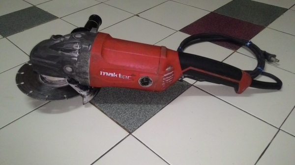 ขายหินเจียขนาดใบ7นิ้วตัดกระเบื้องตัดถนนสภาพสวยยี่ห้อMaktecรุ่นMT902(2,000วัตต์)