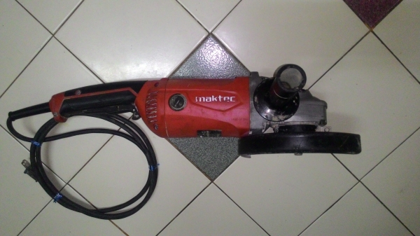 ขายหินเจียขนาดใบ7นิ้วตัดกระเบื้องตัดถนนสภาพสวยยี่ห้อMaktecรุ่นMT902(2,000วัตต์)