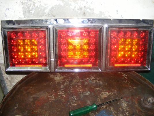 ไฟท้าย LED สำหรับรถบรรทุก  มีข้างเดียว