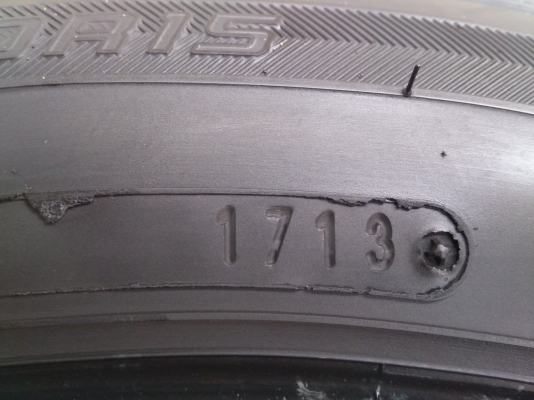 ขายยางDUNLOP  195/60R15 ยางสัปดาห์ที่17ปี13 สวยๆ จำนวน 4  เส้น