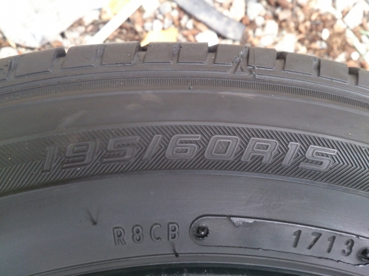 ขายยางDUNLOP  195/60R15 ยางสัปดาห์ที่17ปี13 สวยๆ จำนวน 4  เส้น