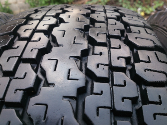 ขายยาง Bridgestone 245/70R16  ยางสัปดาห์ที่26ปี13 ดอกยางเต็มนิ่มลึกเท่ากันไม่แตกไม่ร้าวไม่ปะสวยมากน้องๆป้ายแดง จำนวน 4  เส้น