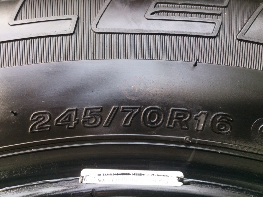 ขายยาง Bridgestone 245/70R16  ยางสัปดาห์ที่26ปี13 ดอกยางเต็มนิ่มลึกเท่ากันไม่แตกไม่ร้าวไม่ปะสวยมากน้องๆป้ายแดง จำนวน 4  เส้น