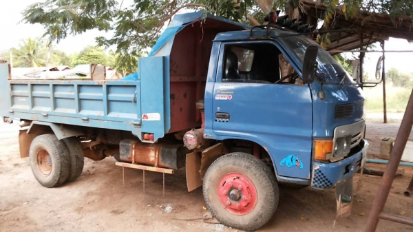 **348,000 บ.ต่อรอง**ขาย6ล้อดั้มดิน5คิว ISUZU KS-110 เครื่อง4BE1-110แรงฝาดำ เกียร์สั้นสาย เครื่องดี แรง แน่นดี เกียร์ดีเข้าง่ายไม่หลุด ช่วงล่างใหญ่ Fหน้า-หลังแล้ว สโลวกลาง คัสซีดี เสริมเหล็กบนแข็งแรง มีแผลเชื่อม1แผลกลางตัวฝั่งซ้าย หน่อยนึง กระบะดั้มเหล็ก5ต