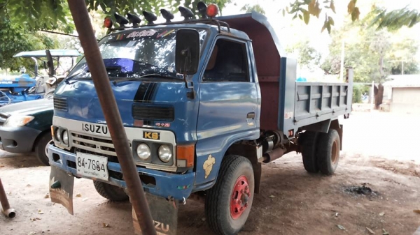 **348,000 บ.ต่อรอง**ขาย6ล้อดั้มดิน5คิว ISUZU KS-110 เครื่อง4BE1-110แรงฝาดำ เกียร์สั้นสาย เครื่องดี แรง แน่นดี เกียร์ดีเข้าง่ายไม่หลุด ช่วงล่างใหญ่ Fหน้า-หลังแล้ว สโลวกลาง คัสซีดี เสริมเหล็กบนแข็งแรง มีแผลเชื่อม1แผลกลางตัวฝั่งซ้าย หน่อยนึง กระบะดั้มเหล็ก5ต