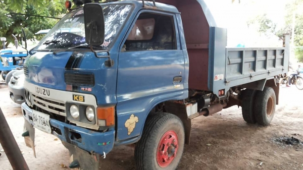 **348,000 บ.ต่อรอง**ขาย6ล้อดั้มดิน5คิว ISUZU KS-110 เครื่อง4BE1-110แรงฝาดำ เกียร์สั้นสาย เครื่องดี แรง แน่นดี เกียร์ดีเข้าง่ายไม่หลุด ช่วงล่างใหญ่ Fหน้า-หลังแล้ว สโลวกลาง คัสซีดี เสริมเหล็กบนแข็งแรง มีแผลเชื่อม1แผลกลางตัวฝั่งซ้าย หน่อยนึง กระบะดั้มเหล็ก5ต