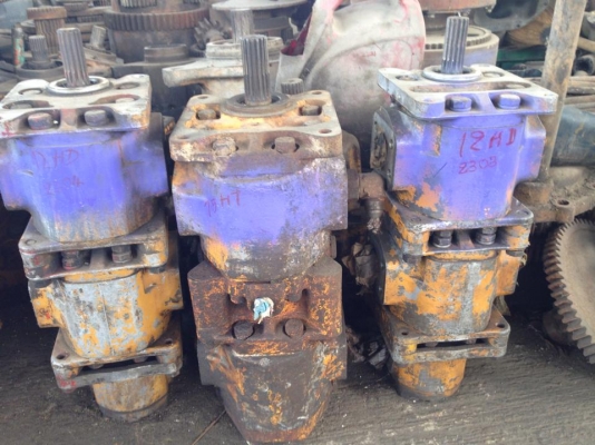 อะไหล่ ปั้ม 3 ตอน 2ตอน ปั้ม2 ตอน เก่านอกยังไม่เคยใช้งานในไทย ใส่รถเล็ก สีเหลือง ราคา 15,000 บาท  สภาพสวยเดิม ปั้ม 3 ตอน สำหรับ 12HT,15HT  สีม่วง  ราคา 30,000 บาท เก่านอก