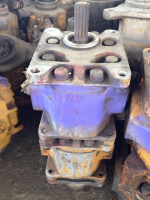 อะไหล่ ปั้ม 3 ตอน 2ตอน ปั้ม2 ตอน เก่านอกยังไม่เคยใช้งานในไทย ใส่รถเล็ก สีเหลือง ราคา 15,000 บาท  สภาพสวยเดิม ปั้ม 3 ตอน สำหรับ 12HT,15HT  สีม่วง  ราคา 30,000 บาท เก่านอก