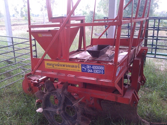 เครื่องปลูกอ้อยร่องคู่. สมบูรณ์แทรกเตอร์สภาพสวยครับ..ปลูกอ้อยยังไม่ถึง80ไร่ครับ