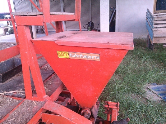 เครื่องปลูกอ้อยร่องคู่. สมบูรณ์แทรกเตอร์สภาพสวยครับ..ปลูกอ้อยยังไม่ถึง80ไร่ครับ เครื่องปลูกอ้อยร่องคู่. สมบูรณ์แทรกเตอร์สภาพสวยครับ..ปลูกอ้อยยังไม่ถึง80ไร่ครับ