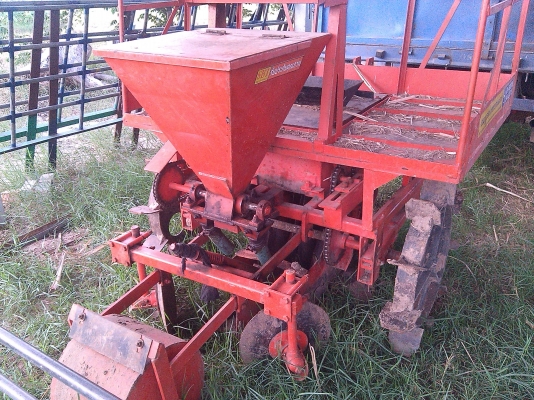 เครื่องปลูกอ้อยร่องคู่. สมบูรณ์แทรกเตอร์สภาพสวยครับ..ปลูกอ้อยยังไม่ถึง80ไร่ครับ เครื่องปลูกอ้อยร่องคู่. สมบูรณ์แทรกเตอร์สภาพสวยครับ..ปลูกอ้อยยังไม่ถึง80ไร่ครับ