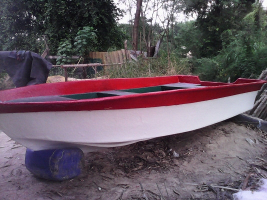 เรือไฟเบอร์13ฟุ๊ต พร้อมเครื่องยามาฮ่า8แรง ราคา4หมื่นบาท