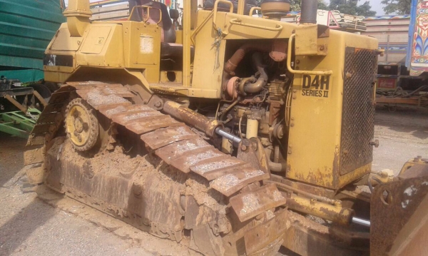 ขายรถแทรกเตอร์ CAT D4H :ซีรี้ทู ตีนไก่ เกียร์ท๊อค เอกสารเล่มทะเบียน ราคา 550000 พร้อมใช้ สนใจโทร
