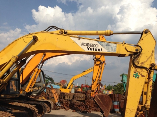 ขายรถนอกนำเข้าจากญี่ปุ่น KOBELCO SK200 มาร์ค 3  รถนำเข้าจากญี่ปุ่น  ไม่เคยผ่านการใช้งานในประเทศไทย สภาพพร้อมใช้  ราคา 1,600,000บาท ทดลองขับก่อนได้
