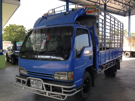 ISUZU NPR หัวน้ำเงิน ปี 2548 เครื่องยูโรทู 130 แรงเทอร์โบ พวงมาลัยเพาเวอร์  ยาว 4.30 เมตร