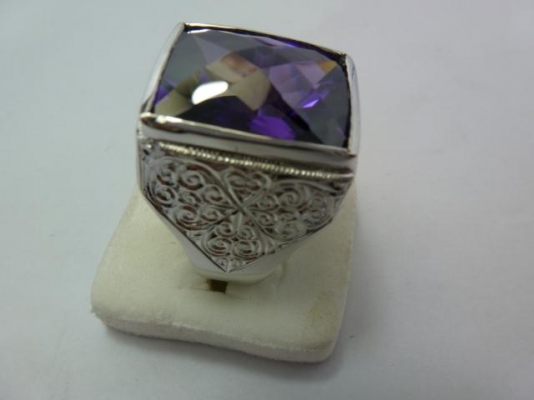 แหวนเงืนแท้พลอย cz สีม่วงเจียรลายสัปรด