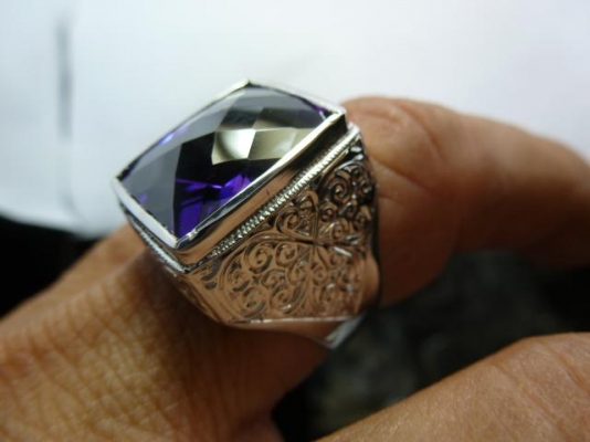 แหวนเงืนแท้พลอย cz สีม่วงเจียรลายสัปรด