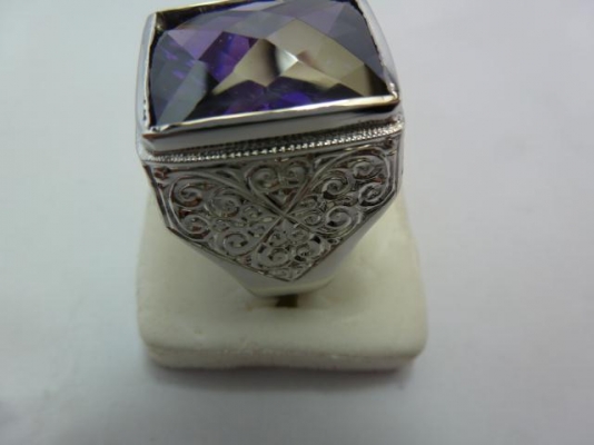 แหวนเงืนแท้พลอย cz สีม่วงเจียรลายสัปรด