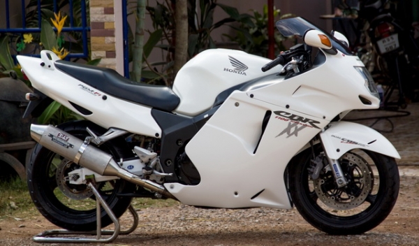 ขายCBR1100ปี97-98อินวอยสรรพสามิตแท้ เครื่องดีสีสวย ระบบไฟปกติ มีท่อแต่ง ราคา120000พร้อมส่งครับ ต่อรองได้ครับ