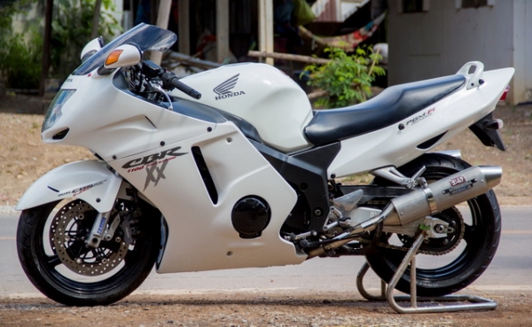 ขายCBR1100ปี97-98อินวอยสรรพสามิตแท้ เครื่องดีสีสวย ระบบไฟปกติ มีท่อแต่ง ราคา120000พร้อมส่งครับ ต่อรองได้ครับ