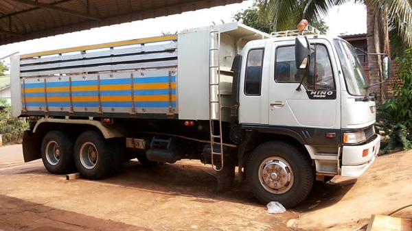 **1,300,000 บ.ต่อรอง**ขาย10ล้อ2เพลาดั้ม HINO FM3M-240HP FM3MNKD M10C-240แรงปี45 เครื่องเดิมเกียร์เดิม แน่น แห้ง แรงดี ไม่เยิ้ม เกียร์ดีไม่หลุดไม่หอน ช่วงล่างเดิม สโลวเดิม คัสซีดี ไม่ปะไม่ดาม กระบะดั้มเนียมสภาพดี พื้นดีข้างดีไม่ผุ ไม่โก่ง หัวเก๋งเดิม ภายใน **1,300,000 บ.ต่อรอง**ขาย10ล้อ2เพลาดั้ม HINO FM3M-240HP FM3MNKD M10C-240แรงปี45 เครื่องเดิมเกียร์เดิม แน่น แห้ง แรงดี ไม่เยิ้ม เกียร์ดีไม่หลุดไม่หอน ช่วงล่างเดิม สโลวเดิม คัสซีดี ไม่ปะไม่ดาม กระบะดั้มเนียมสภาพดี พื้นดีข้างดีไม่ผุ ไม่โก่ง หัวเก๋งเดิม ภายใน