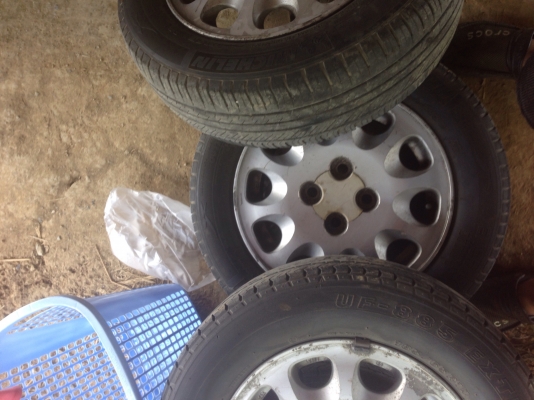 ขาย แม็กเดิม3ห่วง พร้อมยาง แถมน็อตเดิมให้ไป ราคา2,000฿ 0855155980