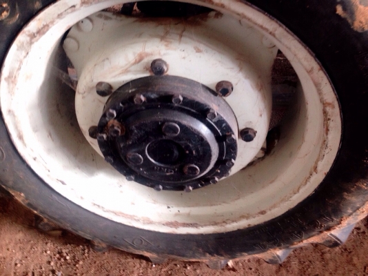 FORD TS90 NEW HOLLAND 2 เพลา ปี 53 รถบอดี้สวยสภาพดีสุดๆครับ กรองใหญ่แล้ว แถมฟรีครับชุดคันเกียร์ทั้งเกียร์ข้างและเกียร์กลาง เครื่องยนต์แห้งดีแรงดีไม่มีเยิ้มเลยครับ อุปกรณ์ มีใบดันหน้า ผานพรวนดิน 6 ครบชุดครับ ช่วงล่างแน่นดีมากๆพร้อมทำงานได้เลยครับ เอกสารเล่ FORD TS90 NEW HOLLAND 2 เพลา ปี 53 รถบอดี้สวยสภาพดีสุดๆครับ กรองใหญ่แล้ว แถมฟรีครับชุดคันเกียร์ทั้งเกียร์ข้างและเกียร์กลาง เครื่องยนต์แห้งดีแรงดีไม่มีเยิ้มเลยครับ อุปกรณ์ มีใบดันหน้า ผานพรวนดิน 6 ครบชุดครับ ช่วงล่างแน่นดีมากๆพร้อมทำงานได้เลยครับ เอกสารเล่