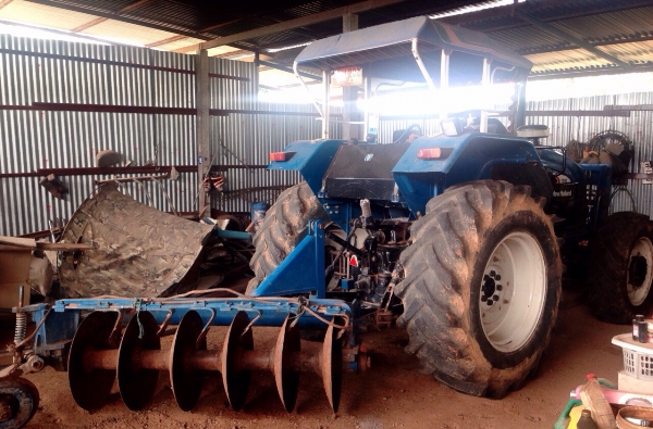 FORD TS90 NEW HOLLAND 2 เพลา ปี 53 รถบอดี้สวยสภาพดีสุดๆครับ กรองใหญ่แล้ว แถมฟรีครับชุดคันเกียร์ทั้งเกียร์ข้างและเกียร์กลาง เครื่องยนต์แห้งดีแรงดีไม่มีเยิ้มเลยครับ อุปกรณ์ มีใบดันหน้า ผานพรวนดิน 6 ครบชุดครับ ช่วงล่างแน่นดีมากๆพร้อมทำงานได้เลยครับ เอกสารเล่ FORD TS90 NEW HOLLAND 2 เพลา ปี 53 รถบอดี้สวยสภาพดีสุดๆครับ กรองใหญ่แล้ว แถมฟรีครับชุดคันเกียร์ทั้งเกียร์ข้างและเกียร์กลาง เครื่องยนต์แห้งดีแรงดีไม่มีเยิ้มเลยครับ อุปกรณ์ มีใบดันหน้า ผานพรวนดิน 6 ครบชุดครับ ช่วงล่างแน่นดีมากๆพร้อมทำงานได้เลยครับ เอกสารเล่