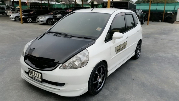 HONDA JAZZ ปี 2005 ชุดแต่งรอบคัน เกียร์ AUTO ARIABG คู่หน้า เบรคระบบ ABS พวงมาลัยพาวเวอร์ แอร์เย็น กระจกไฟฟ้า ล้อ MAX แต่ง เครื่องเดิมแน่นๆ ช่วงล่างขับดี เบาะสภาพสวย สีสวย ภายในสะอาด รถพร้อมใช้งาน จัดไฟแนนได้