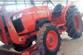 ขายด่วน รถไถ KUBOTA L3608 4WD รถใช้งานน้อยแค่ 270 ชม. เครื่องแห้งแรงดีมากครับไม่มีเยิ้ม อุปกรณ์มีให้ครบครัน มีใบดันหน้า มีผานพรวนดิน 6 และโรตารี่ครบพร้อมใช้งานได้เลยครับ เอกสารเล่มทะเบียนครบพร้อมโอน ราคาต่อรองได้ครับ