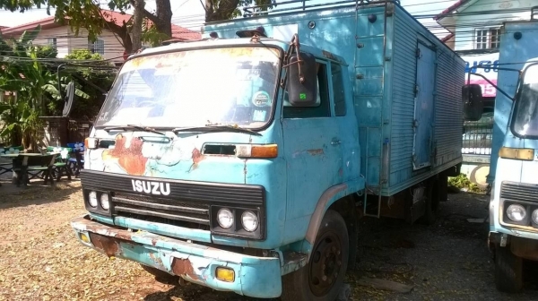 ขาย 6 ล้อ JCM ตู้แห้ง 3 บาน ยาว 5.50 เมตร คัสซีสวยมาก เครื่อง 6BB1 145 แรงม้า ยางเต็ม ทะเบียนพร้อมโอน ราคาต่อรองได้