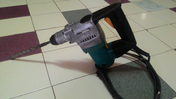 ขายสว่านเจาะกระแทกแบบโรตารีสำหรับงานหนักๆยี่ห้อMAKITA รุ่นHR2010ตัวใหญ่พร้อมใช้งาน